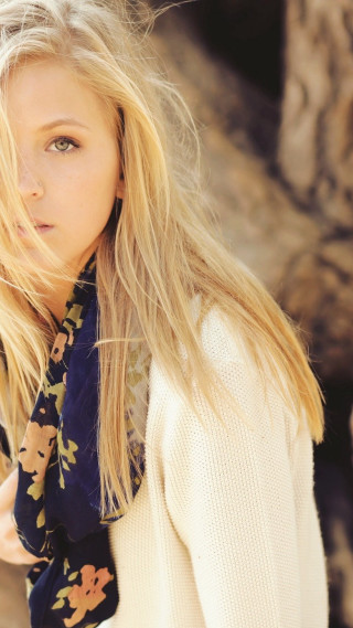 Woman long hair scarf tree - a tree free wallpaper for mobile