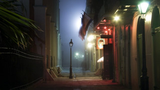 Foggy night street lamp post - atmospheric free wallpaper