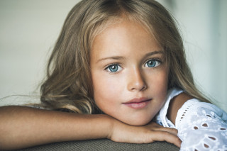 Little girl blue eyes serious - free portrait wallpaper