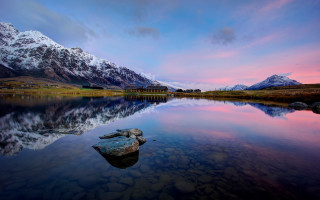 Mountain range reflection sunset pink 2 - a still lake free wallpaper