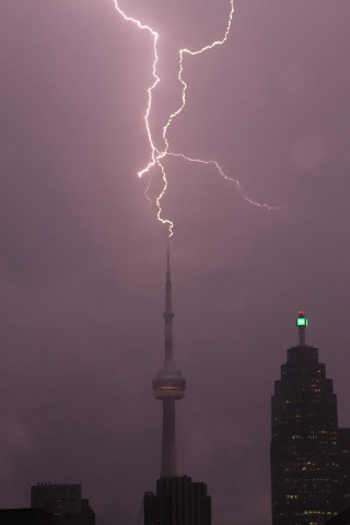 Lightning bolt hitting building toronto - lightning free wallpaper for mobile
