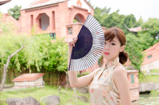 Woman holding fan garden pond - fan qi free wallpaper