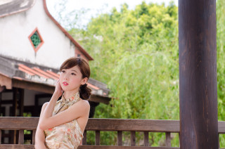 Woman dress wooden bench arms 2 - a wooden bench free wallpaper