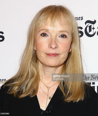 Blonde woman black shirt red - elizabeth forbes free wallpaper