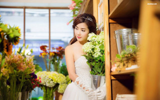 Woman white dress vase flowers - chen jiru free wallpaper
