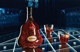 Hennessy glasses table blue background - a bottle free wallpaper for desktop