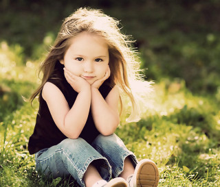 Little girl grass hands chin 5 - a little girl free wallpaper