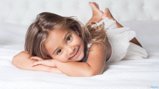Little girl bed crossed smile - little free wallpaper for desktop
