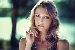 Woman blue eyes posing hand - her chin free wallpaper