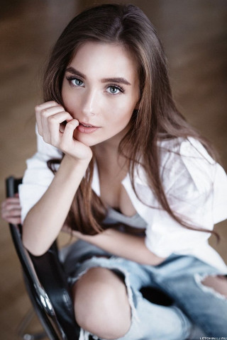 Woman serious look hand chin - romanticism free wallpaper for mobile