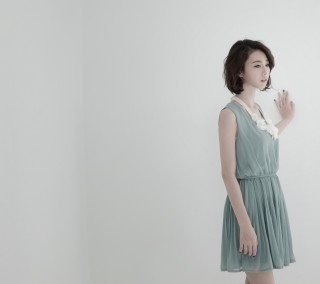 Woman dress standing room white - free vintage wallpaper for tablet