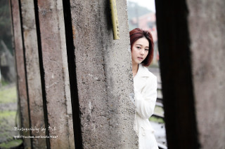 Woman leaning wall serious expression 2 - chen jiru free wallpaper for desktop