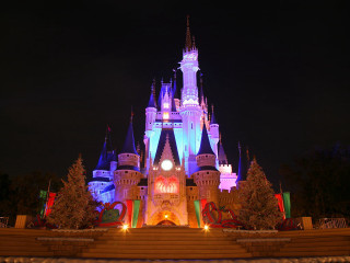 Castle lit up night clock - a castle free wallpaper for desktop