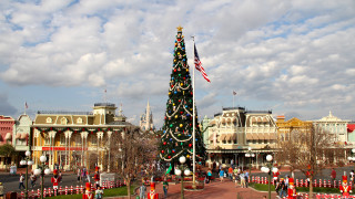 Christmas tree city square sky - american impressionism free wallpaper