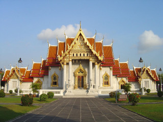 White building red roof gold - a large white building free wallpaper