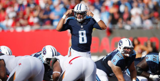 Football player throwing ball game 8 - ready free wallpaper