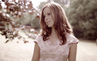 Daphne allen woman field grass - daphne allen free wallpaper