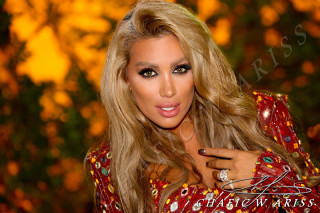 Woman ring red dress gold - a gold free wallpaper