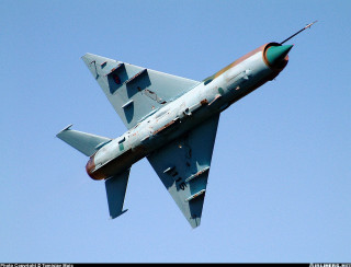 Fighter jet blue sky green - a green tail free wallpaper