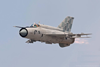 Fighterjet blue sky checkered tail - beta vukanović free wallpaper