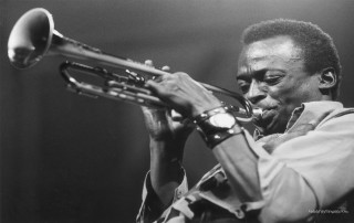 Man playing trumpet on stage - his hand and a microphone free wallpaper