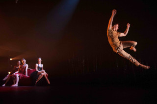 Man trick stage watchers woman - david annand free wallpaper