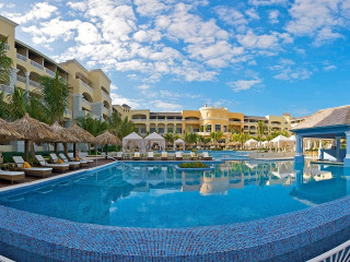 Large swimming pool lounge chairs - spectacular free wallpaper