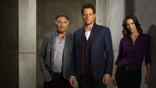 Man women standing room wall - a wall behind them free wallpaper