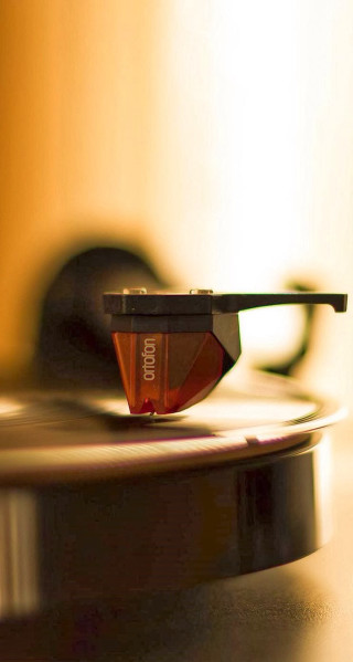 Record player table blurry wall - focus free wallpaper for mobile