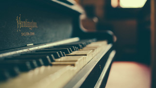 Piano closeup blurry background keys - cinematic composition free wallpaper