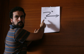 Man pointing note left arrow - filmic free wallpaper