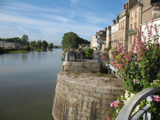 River flowers bridge buildings background - free flowers wallpaper for desktop