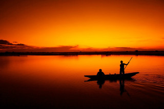Two people boat lake sunset - a pole free wallpaper