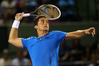 Man holding tennis racquet court 4 - a tennis racquet free wallpaper