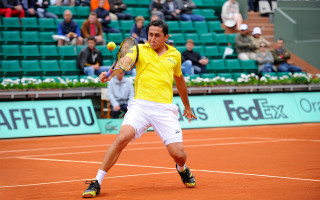 Man yellow shirt tennis court - a court free wallpaper