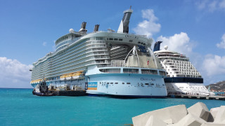 Cruise ship docked ocean small - the foreground free wallpaper