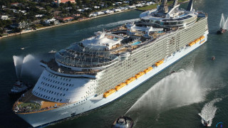 Cruise ship jet boat water - a large cruise ship free wallpaper