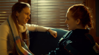 Women couch talking room blinds - blind free wallpaper