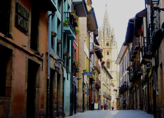 Narrow street church steeple people - a narrow street free wallpaper