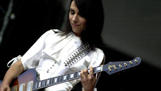 Woman playing guitar on stage - frances jetter free wallpaper