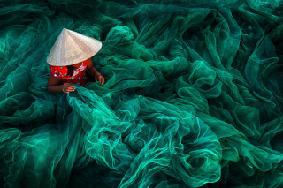Woman hat green dress sitting - a large amount free wallpaper