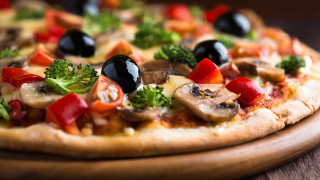 Pizza vegetables wooden board food - broccoli free wallpaper