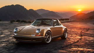 Tan porsche desert road mountains - golden hour free wallpaper