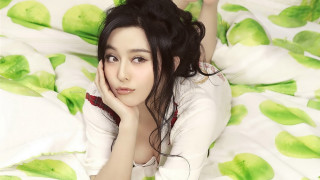 Woman laying bed green blanket 2 - chen yifei free wallpaper