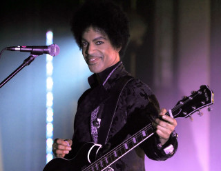 Man holding guitar microphone stand - bill lewis free wallpaper