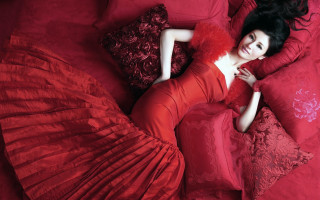 Woman red dress red bed - chen yifei free wallpaper