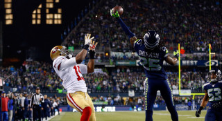 Football player catching ball cityscape - moss free wallpaper