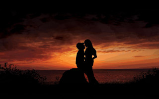 Couple kissing sunset ocean red 2 - romantic free wallpaper