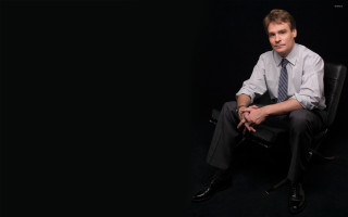 Man in dress shirt tie - his knee free wallpaper