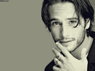 Man ring hand chin pose - ignacio fernandez rio free wallpaper